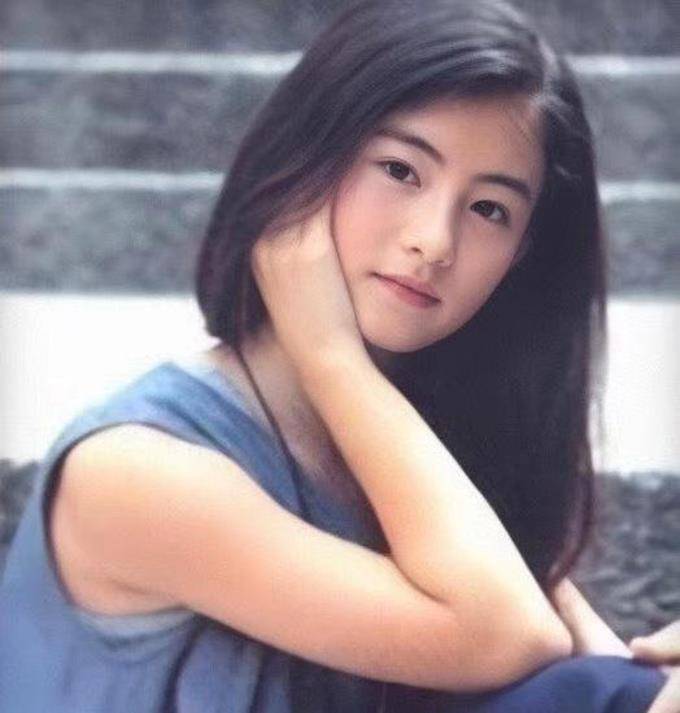 原创小林青霞晒照直言为讨儿子欢心把头发染紫强推好妈妈人设
