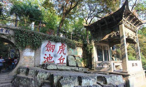 于是秦始皇调兵遣将,从咸阳不远万里的来到了虎丘剑池,但是也是吴王藏