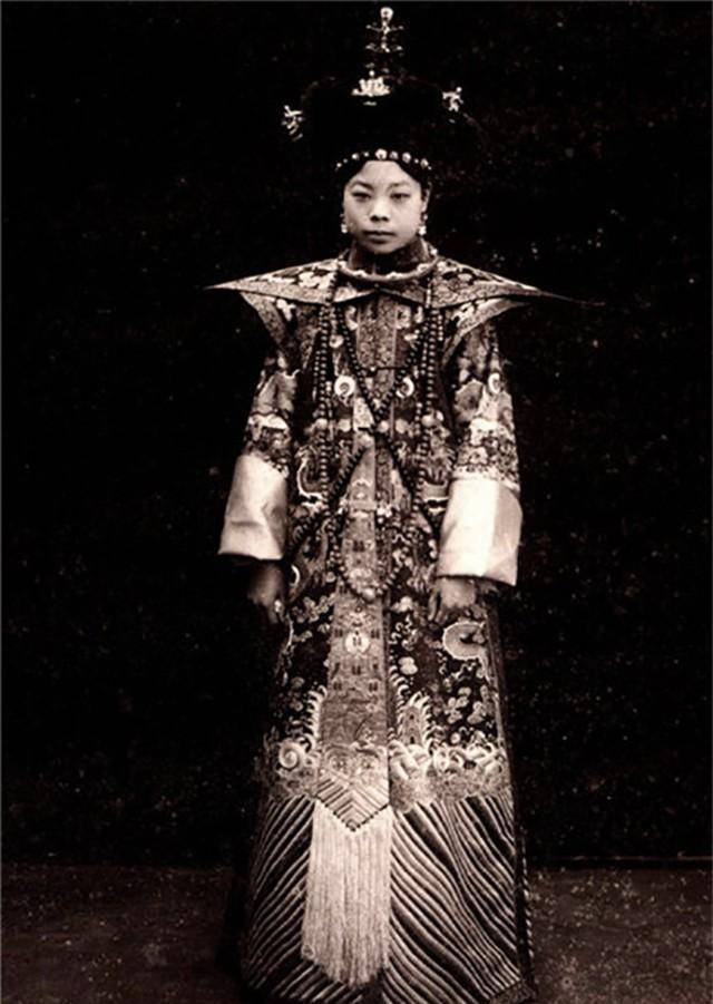 原创1953年北京一农妇病逝临终向清洁工丈夫坦白我曾是大清皇妃