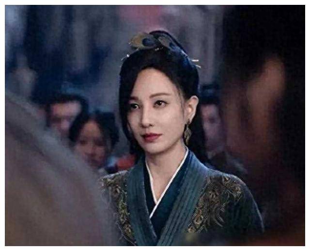 烈焰重磅开播神秘郑希怡挑战孔雀族长古装剧全新巅峰