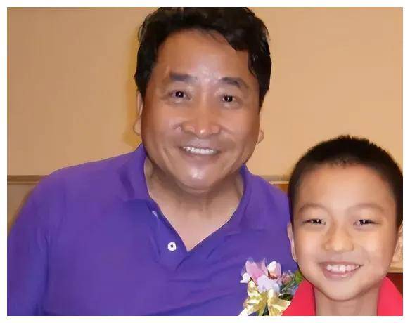 姜昆善举收养孤儿展现大爱温暖家庭再添动人情