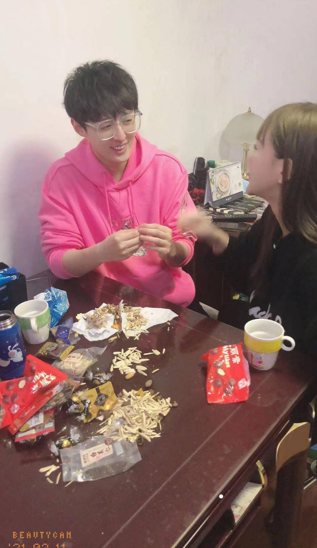 可以看到他们两个人的结婚证上,女方名叫孙静,而男方名叫胡耘豪,女方