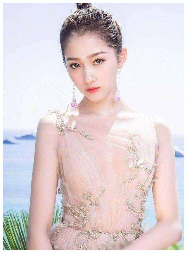 关晓彤清新泳装惊艳曝光,双马尾卖萌夺目,鹿晗先锋之眼犀利!