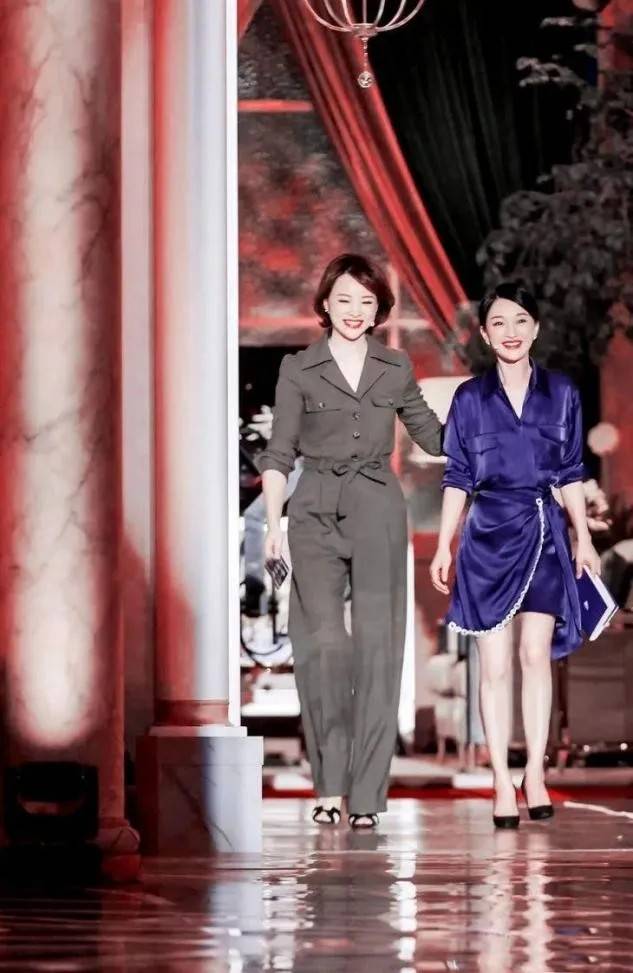 49岁周迅同框50岁董卿1岁之差一个优雅迷人一个还像小姑娘