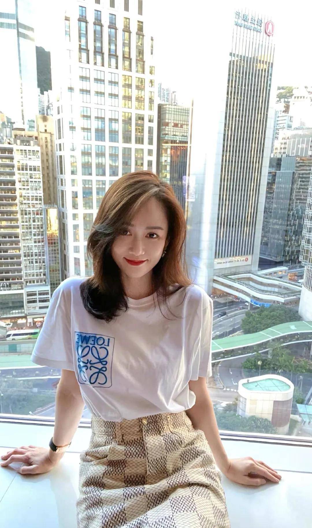 陈乔恩携丈夫祭拜乔任梁与乔妈相拥似女儿大批粉丝送花太隆重