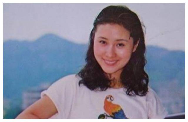 风光后"过气"的内地功夫女星现状,弃国籍,开饭店,成武术教练_黄秋燕