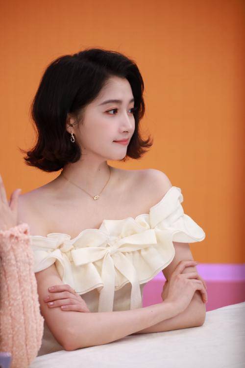 关晓彤与鹿晗恋情走向疑云剪发成分手前兆