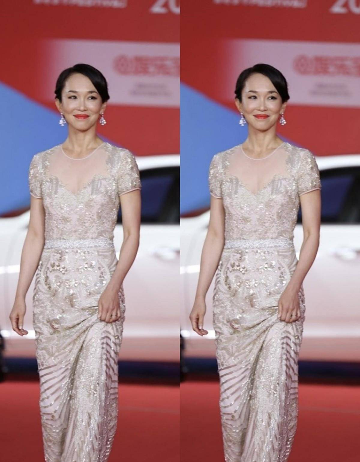 原创生图下的范文芳依旧美得很穿明黄色长裙配白靴笑起来好明媚