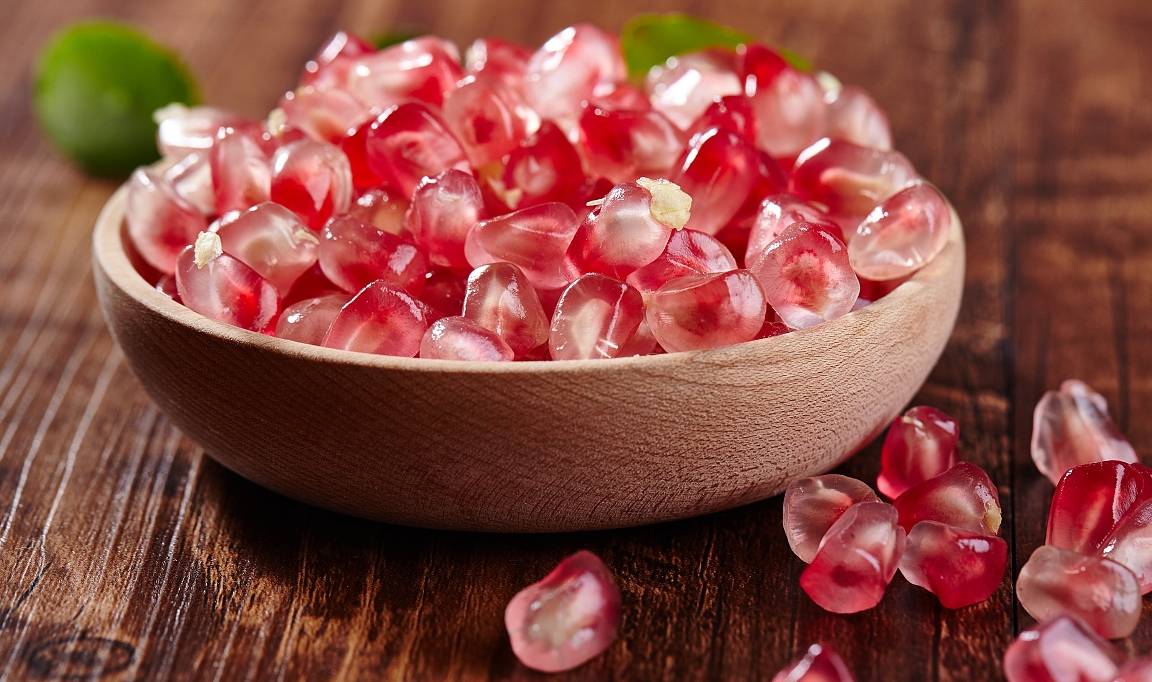 3,石榴性温,味甘酸涩,入肺,肾,大肠经;具有生津止渴,收敛固涩,止泻