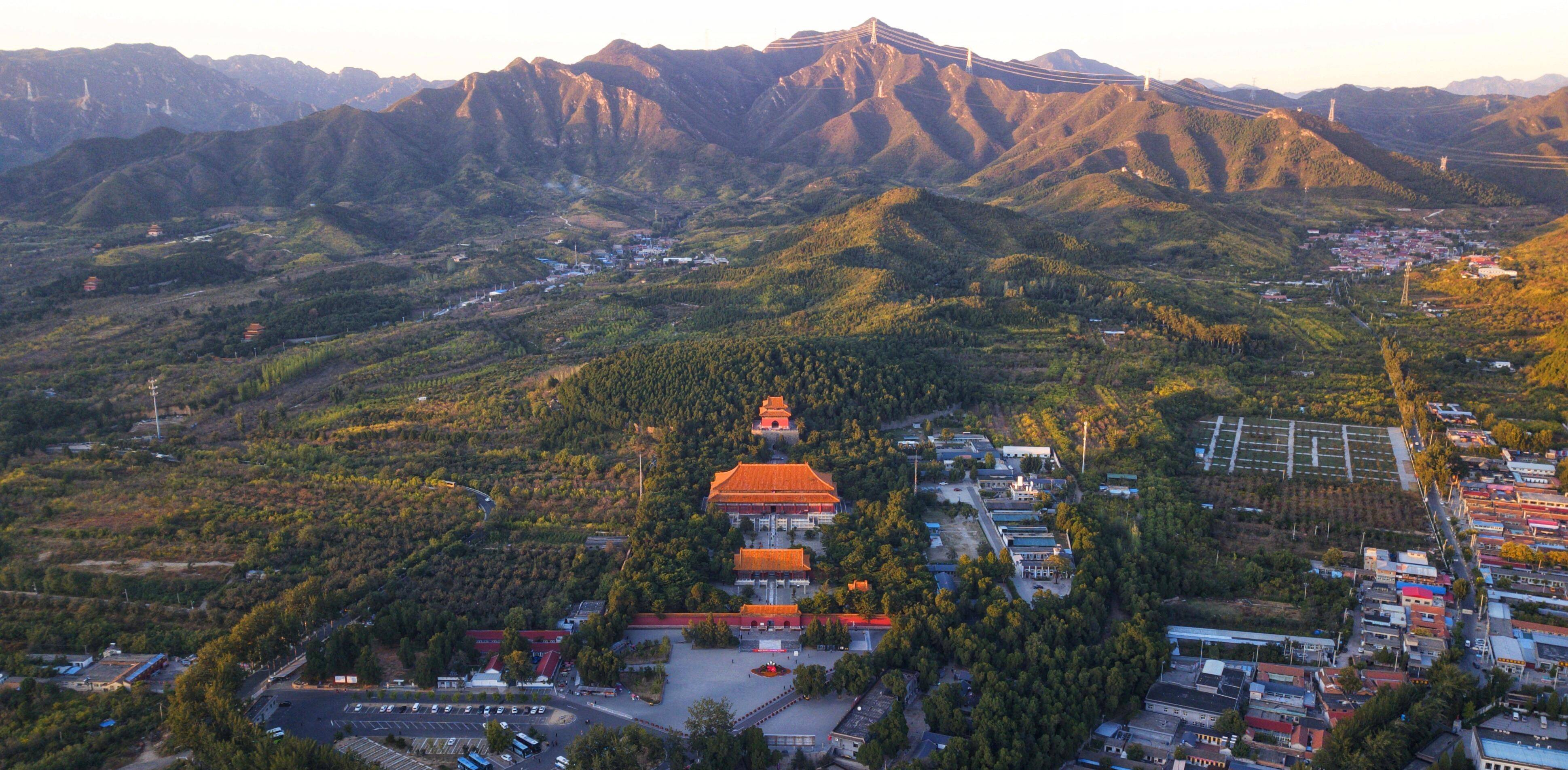 因此历代君王的墓穴就如同一座地下皇陵,金银财宝,各种皇帝喜欢的物件