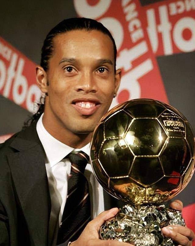 巴西历史足坛最佳十一人卡卡加林查里瓦尔多都只能当替补