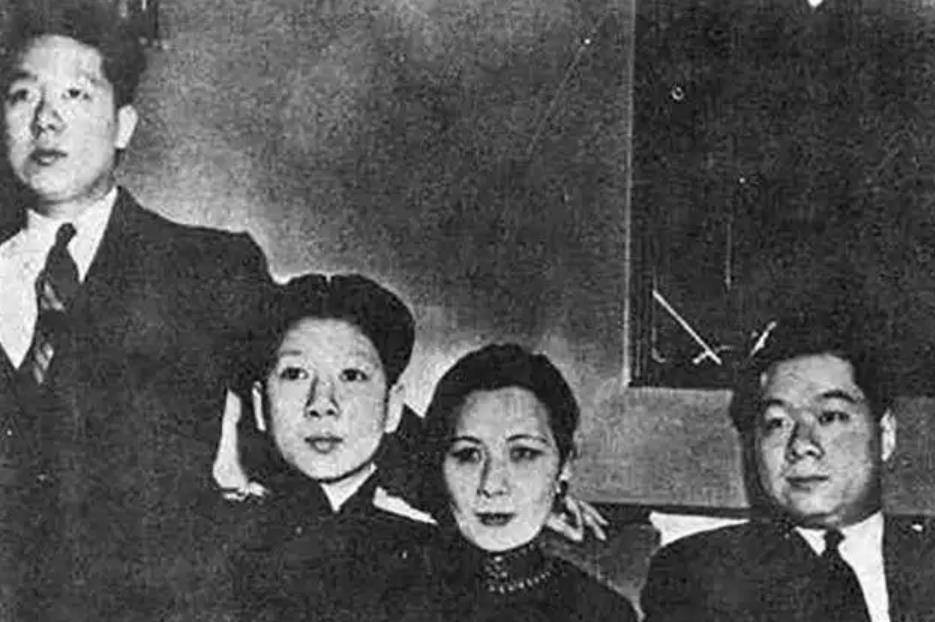 原创1994年孔令伟遗体运往美国牧师祈祷时宋美龄掩面哭泣悲痛不已