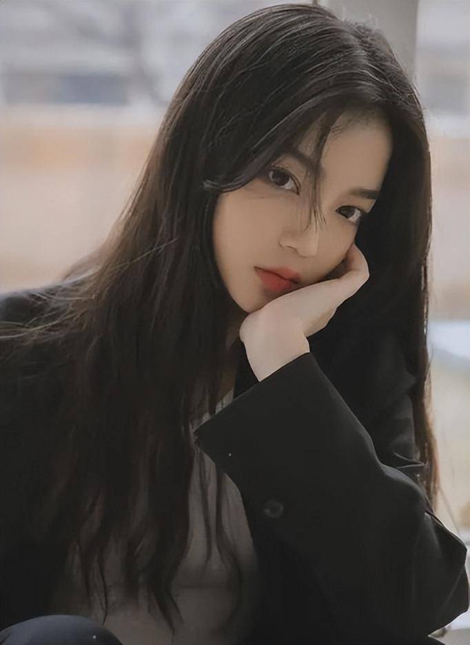 通常人们认为漂亮女孩更难追求,她们往往给人一种高冷的感觉,让身边的