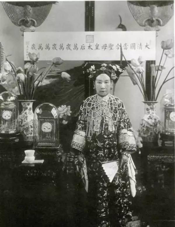 自从裕勋龄成为慈禧太后的御用摄影师后,每次照相前,慈禧太后都会精心