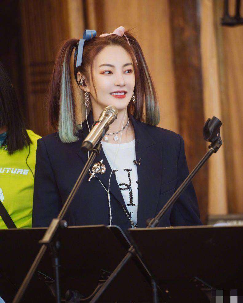 被张雨绮的羽毛旗袍撩到!手拿贝斯反差感太强,神仙颜值让人折服_气质_