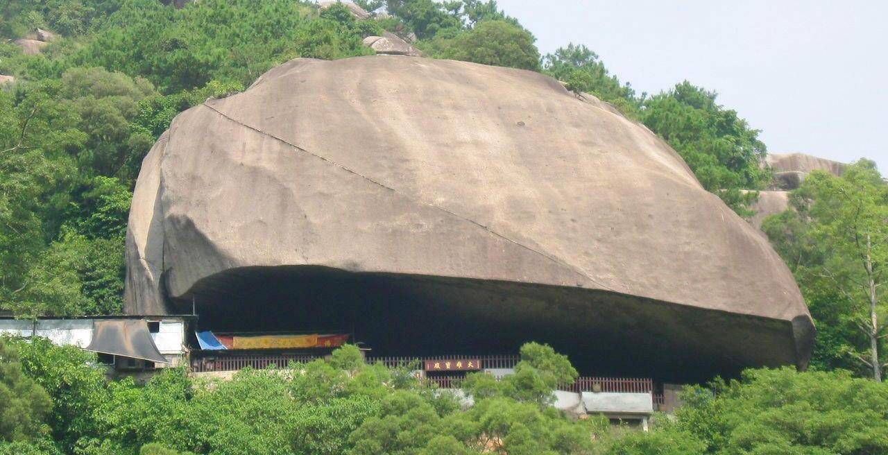 这个寺庙名为甘露寺,位于广东潮州潮安县,由于被巨石压住了400年,所以