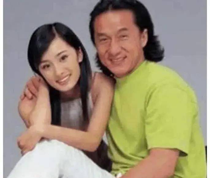 当初杨幂出道和成龙大哥拍策划的时候,她的脸型跟瓜子脸几乎没任何