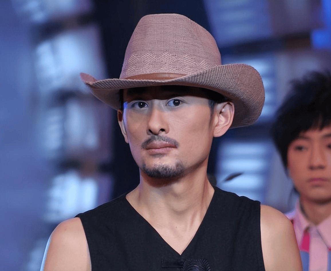 事实证明,"消失"9年的歌手阿宝,早已经走上了一条"不归路"