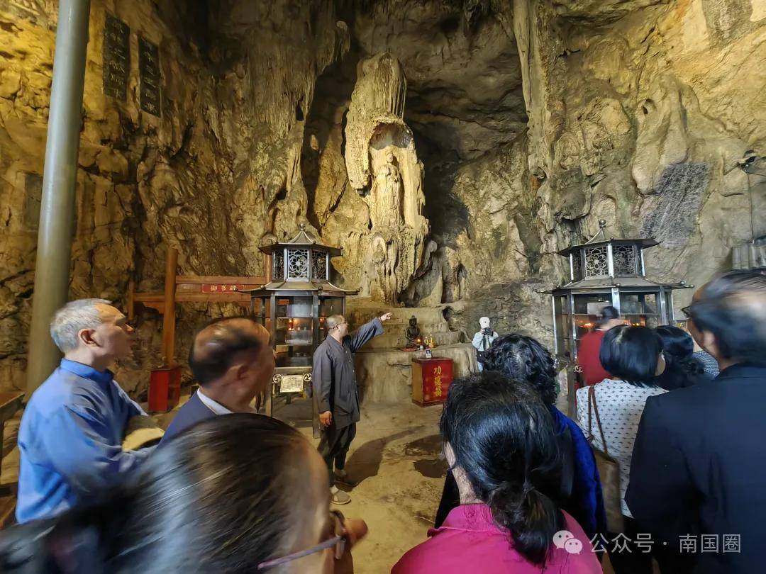位于贵港市城区南郊的郁江岸边,于二十四峰中的南山公园内狮山岩洞里