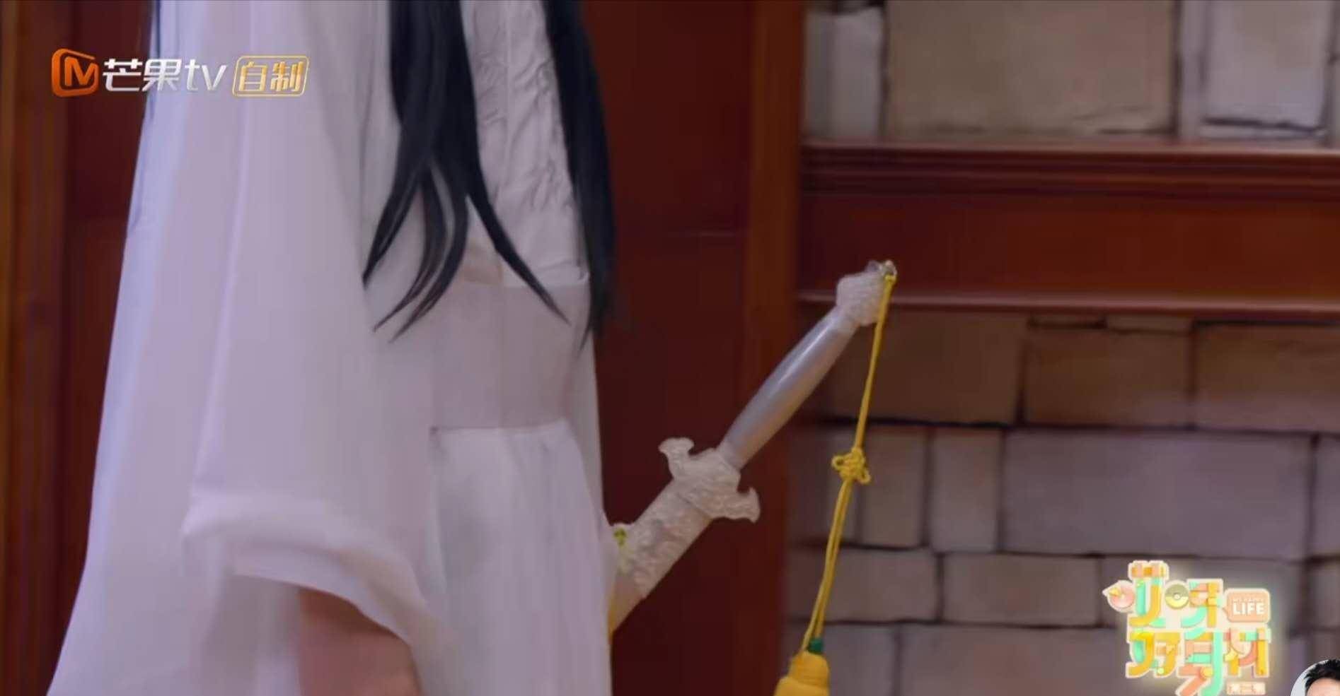 因为发套没有粘好,不论远近,看上去更像是,em ,裘千尺的既视感,真的是