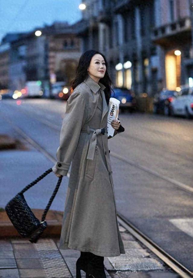 秀打扮素雅,与章小蕙罕见同框,对方雍容华贵显富态_时尚_张晓慧_生活