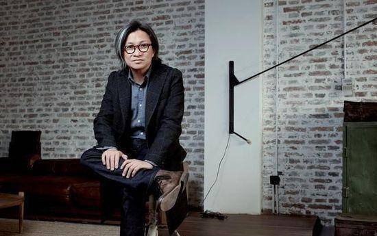 导演陈可辛,文质彬彬,长发飘飘,一个不太传统意义上的男人.