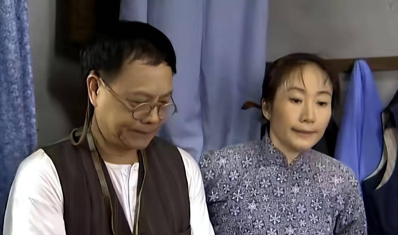 《七十二家房客》当中的瑞叔扮演者卢家全,现实中的妻子曾是他同事