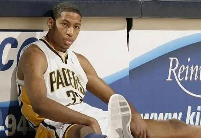 他是被"垫脚"毁掉的球星,32岁带着遗憾选择了退役_格兰杰_篮球_父亲