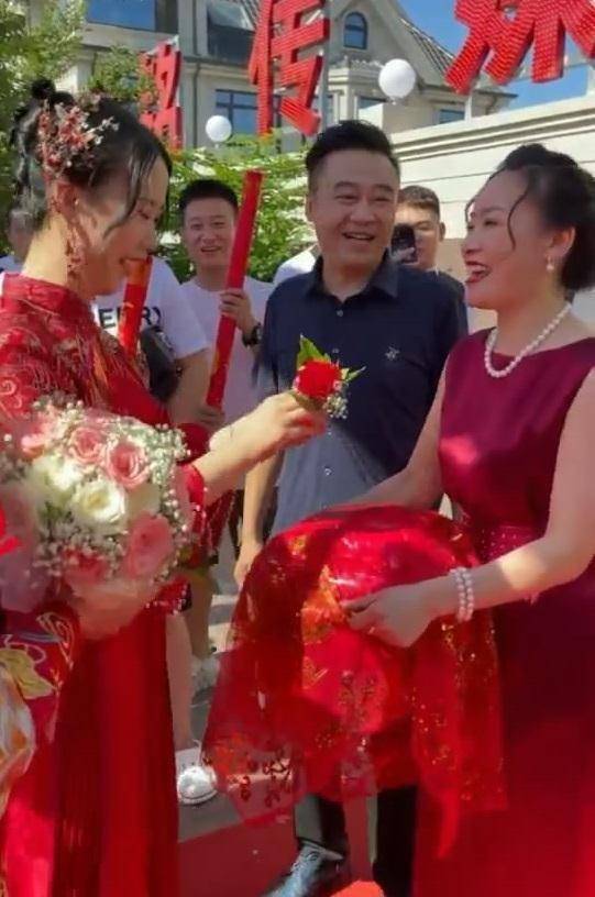 看了视频得知原来是赵本山弟子张小伟的儿子结婚,正如张小伟在视频中