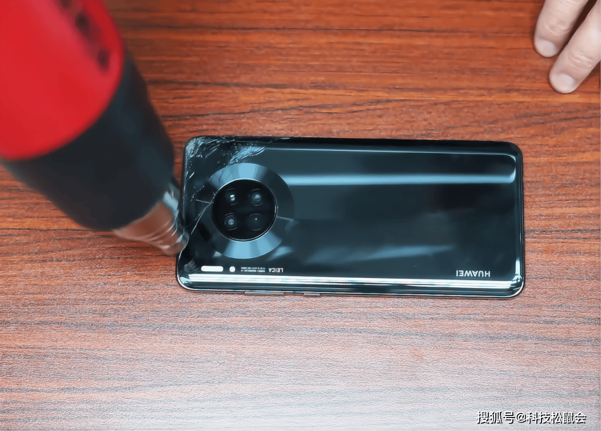 我们先把华为mate30手机关机,然后热风枪加热手机边框,也可以用电风吹