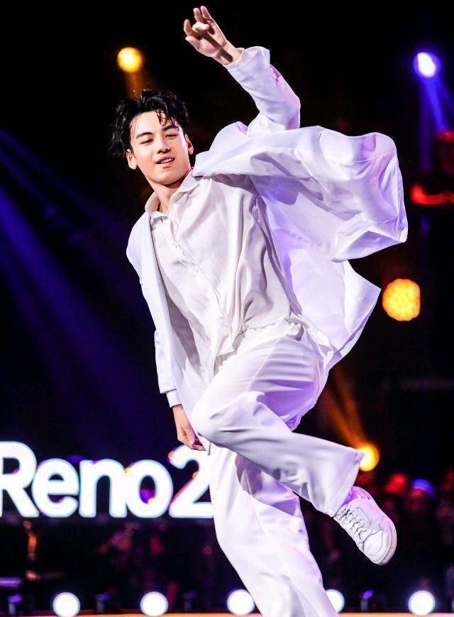 原创舞蹈风暴刘迦在面对面斗舞竟选择跳街舞这才是全能大神