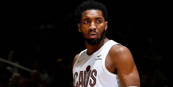 多诺万米切尔2亿美元续约传闻披露未来或留队关键时刻不容忽视