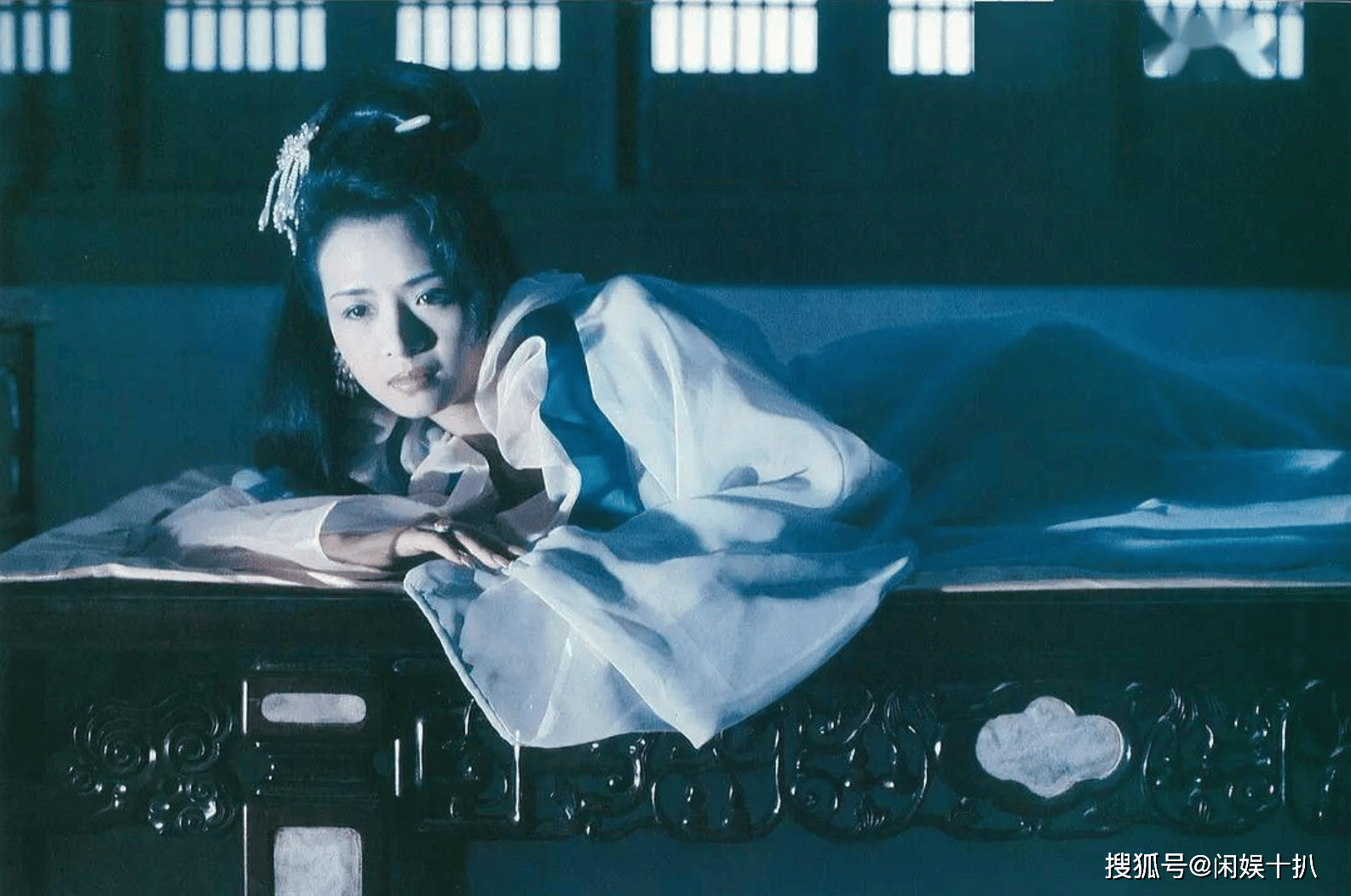 1990年,她拍摄的尺度片大火让她成为了一个靠着身材火辣而出圈的女星.