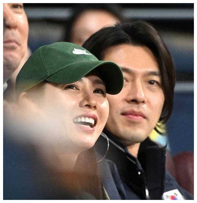 韩星夫妇同框观球赛宋仲基脸肿幸福溢满甜蜜气息扑面而来