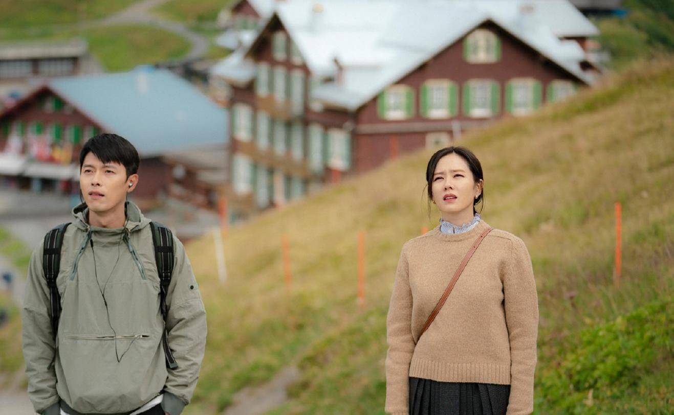 原创孙艺珍疑似婚讯后晒男友视角美照抱爱宠狗狗对镜甜笑网友羡慕了