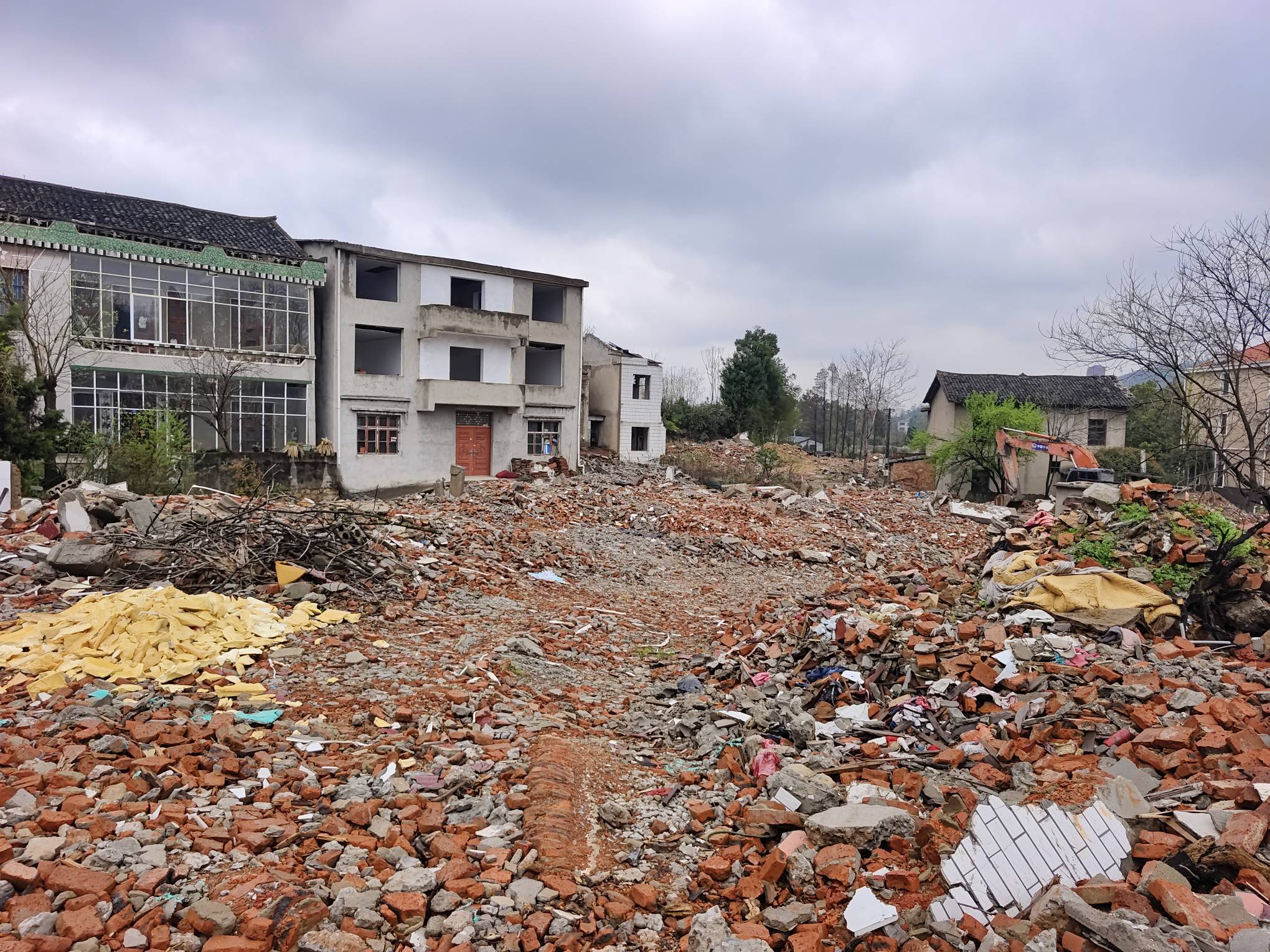 未批先占湖北鄂州市泽林镇裤子塘湾众多村民没看到任何手续其房屋遭到