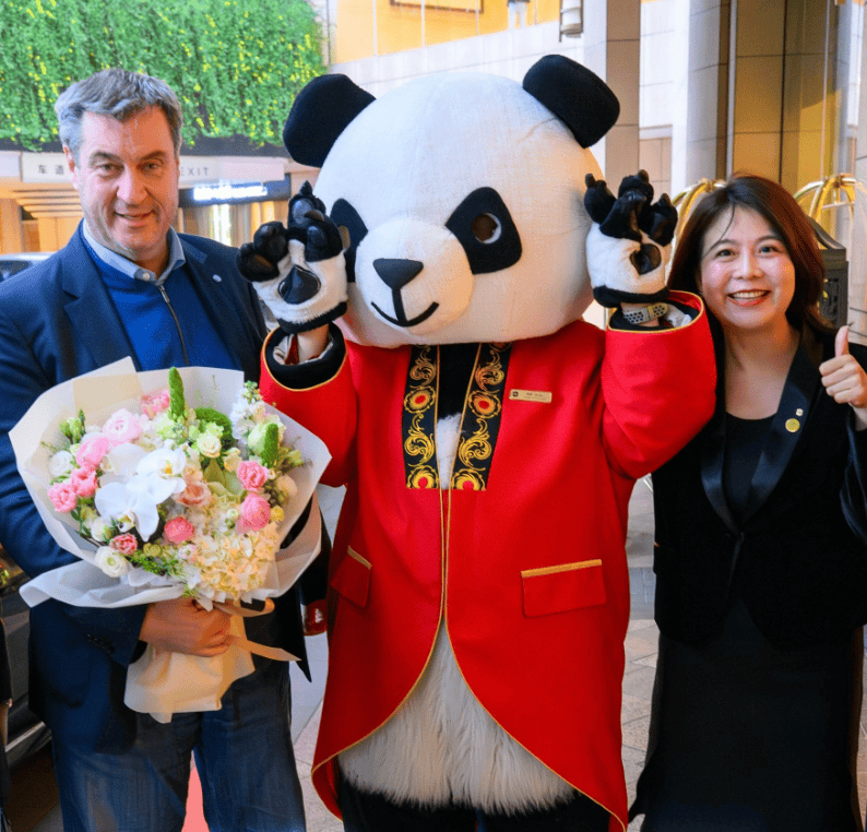 原创德国州长游故宫玩嗨了随行小姐姐扮清宫格格可惜名媛妻子没来