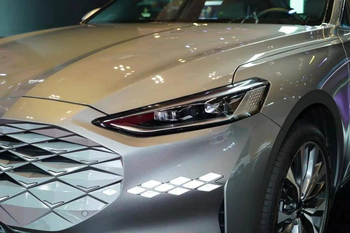 全新起亚k8正式亮相,搭载3.5l六缸发动机,国内还吃这一套吗?