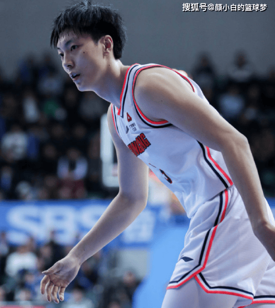 末节开场广东一波8-3再度拉开到20分,基恩三分命中,范子铭篮下都不中