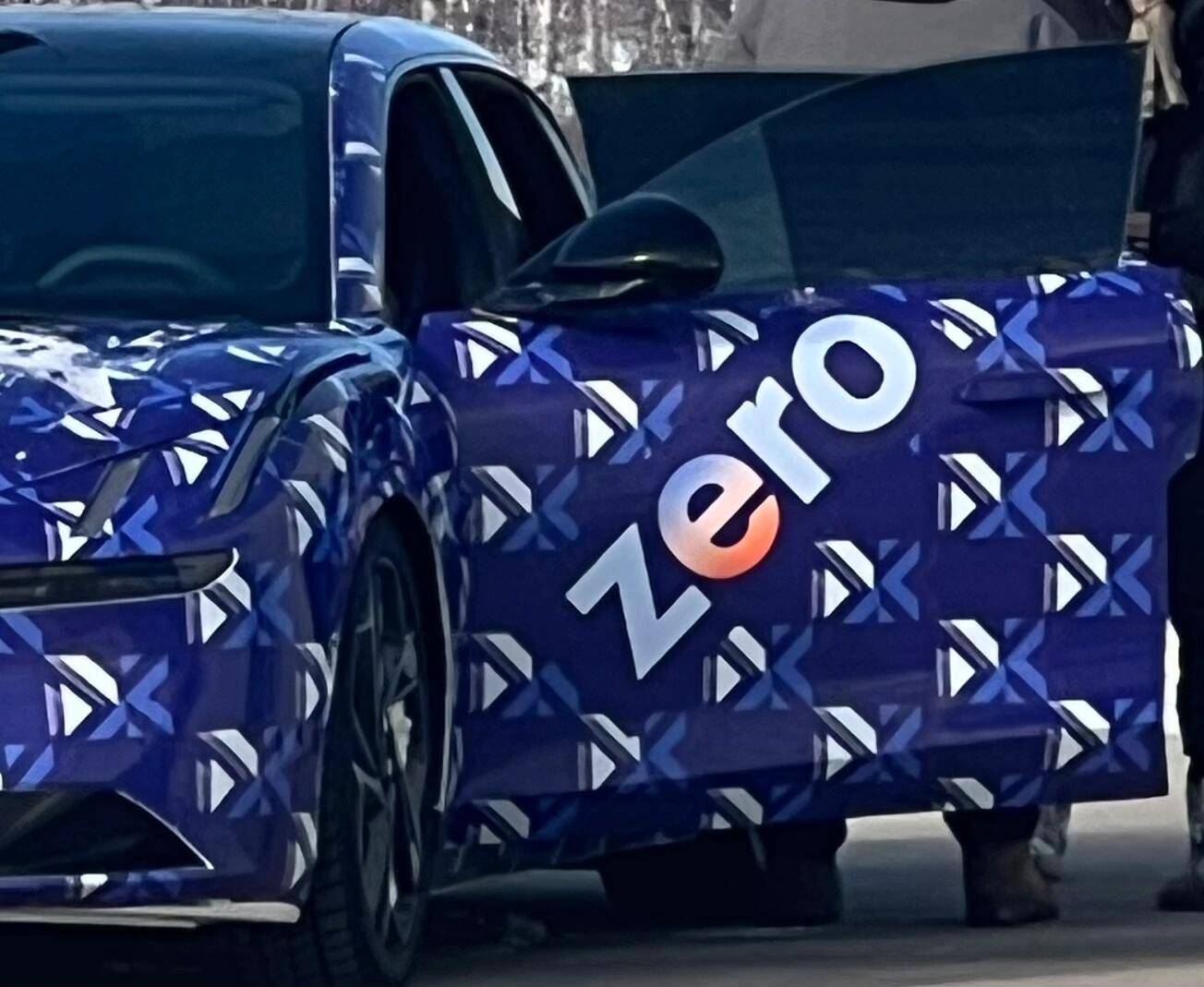 领克zero实车现身,帅气不输路特斯繁花,配双腔空悬 后轮转向_搜狐汽车