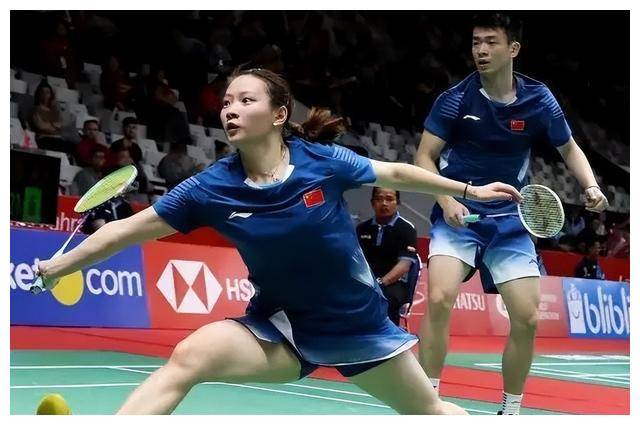 我们女足被冠以"铿锵玫瑰"的美誉,杨莉娜是其中的佼佼者.