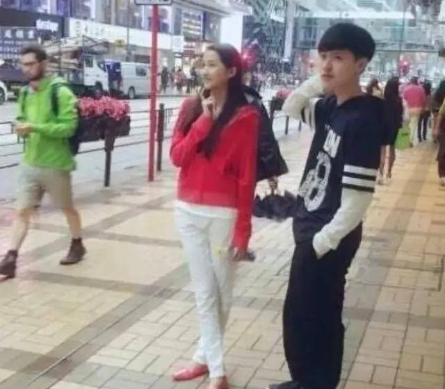 这个性情似乎也体现在了他的恋情中,一直有八卦说张逸杰是关晓彤的第