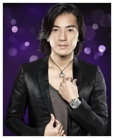 郑伊健低调现身，与妻蒙嘉慧，盛装夺目。-郑伊健演唱会蒙嘉慧