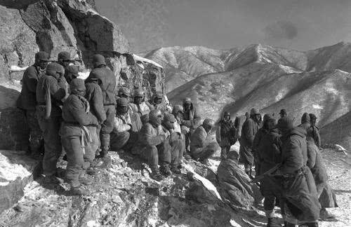 在敌人眼皮底下潜伏,这场仗,被美军称为耻辱_郑维山_军队_战役