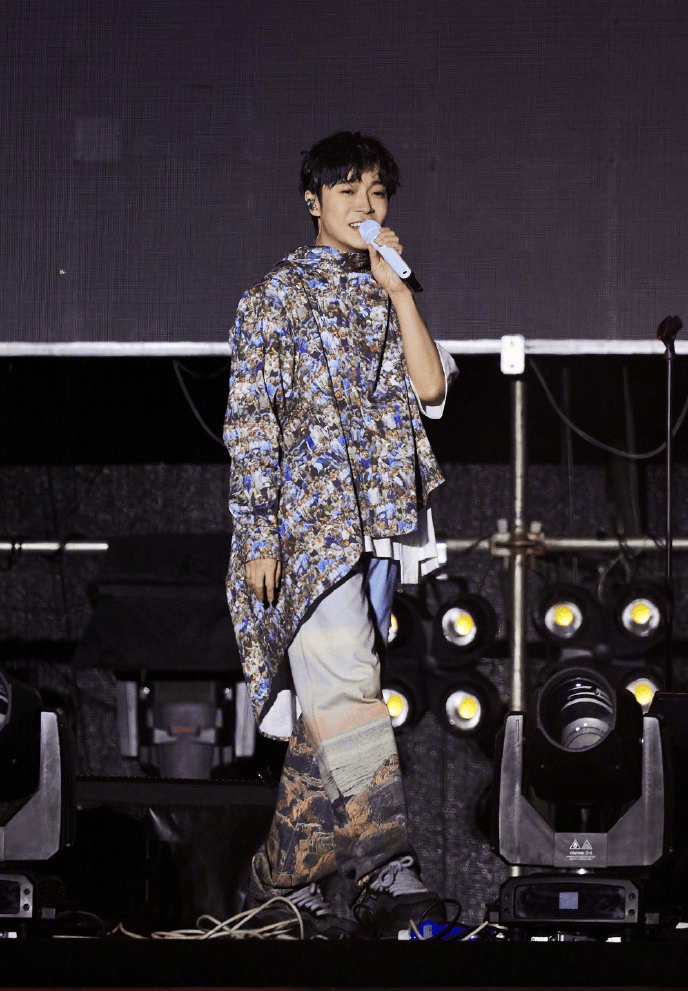 42岁男星演唱会朝台下怒斥,为版权奔波,不让歌迷拍摄,很心酸_吴青峰