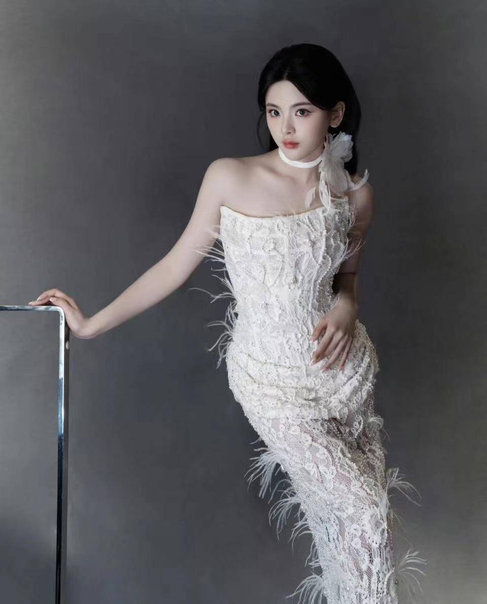 上海时装周高调复出,让出c位且遭小花们抢尽风头_杨颖_超越了_胡连欣