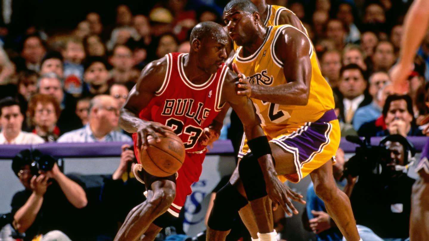 nba魔术师31岁儿子晒照一身黑衣显妖娆穿薄纱秀长腿气质如贵妇
