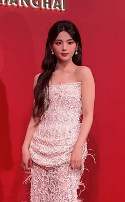 固定在礼服上的羽毛轻轻浮动,灵动而有趣,和青春活力的杨超越十分搭配