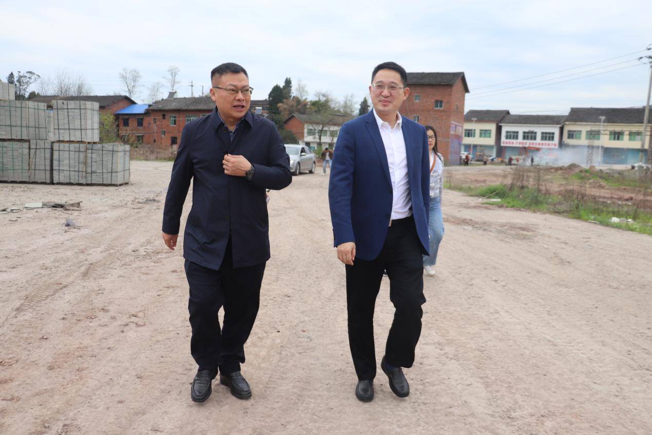 陈治龙深入罐子镇调研为农服务综合体建设