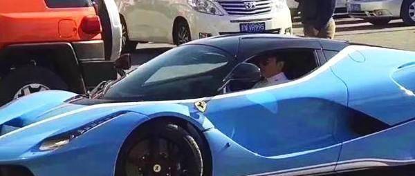 贾乃亮价值千万法拉利转手后首现身,奢华豪车引得众人围观拍照